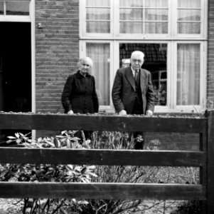 Het echtpaar S. de Jong in de tuin voor hun woning in het Friese Huizum (nu deel, Bestanddeelnr 254-3291