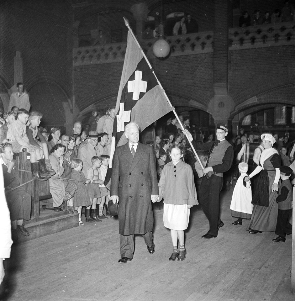 Het in 1903 afgeschaft trommelen op de Amsterdamse Beurs in ere hersteld. DAil, Bestanddeelnr 934-5501