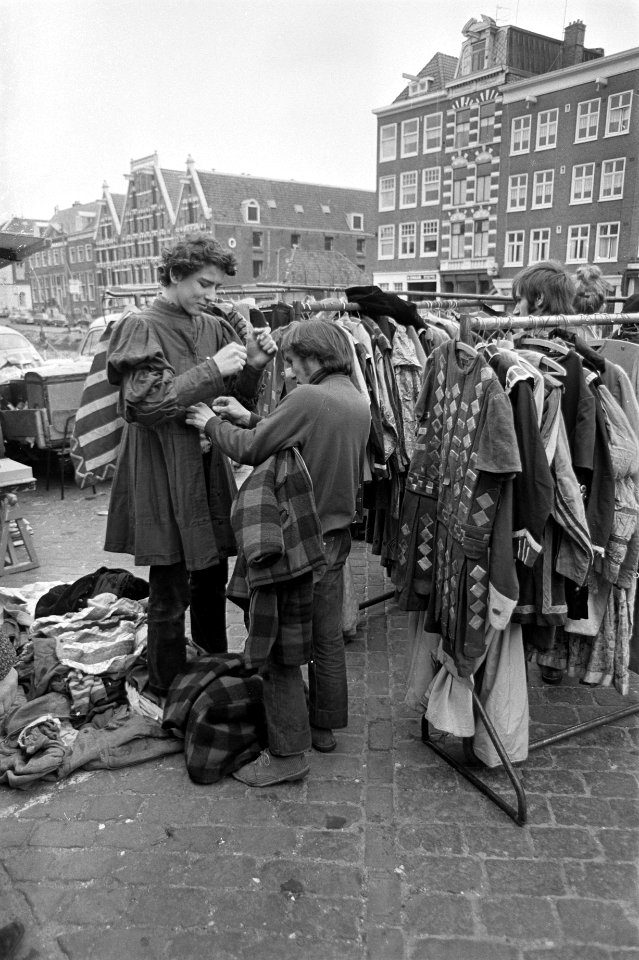 Hippe mode op het Waterlooplein, toneelcostuums en legerjasjes, Bestanddeelnr 920-1733
