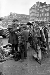 Hippe mode op het Waterlooplein, toneelcostuums en legerjasjes, Bestanddeelnr 920-1733