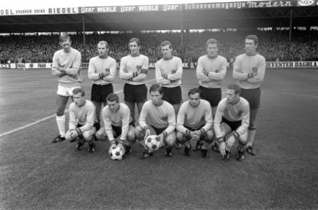 Het elftal van Go-Ahead, staand vlnr Zoghel, Knoef, Somer, Rijnders, Schneider, , Bestanddeelnr 921-6045