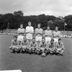 Het elftal van Holland Sport. Staand vlnr Teske, v. Vianen, v. Maurik, Dorjee, D, Bestanddeelnr 921-6030