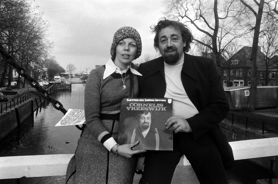 Het echtpaar poseert op een brug met de LP, Bestanddeelnr 926-8249