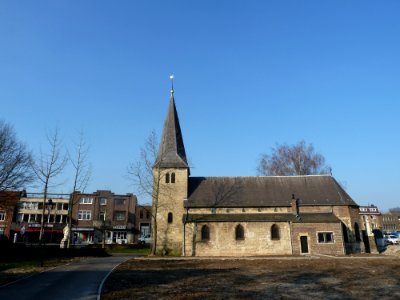 Hoensbroek-Heilig Hartbeeld naast Sint-Janskerk (7)