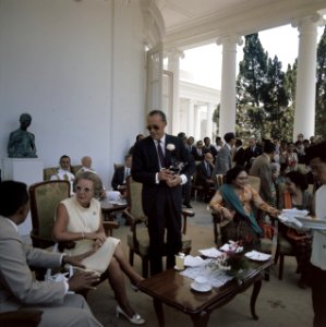 Het koninklijk paar in Bandung. Rechts mevrouw Soeharto, Bestanddeelnr 254-9044