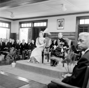 Het koninklijk paar tijdens de plechtige vergadering van de Staten van Suriname, Bestanddeelnr 252-4263