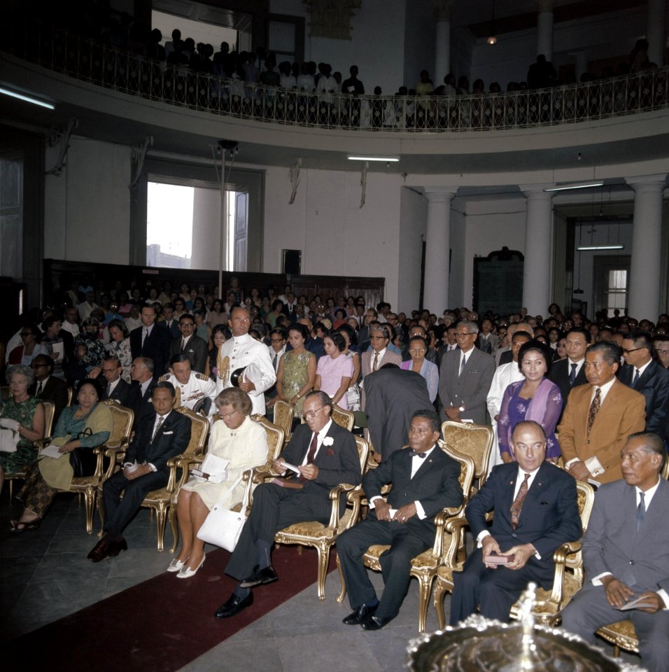 Het koninklijk paar tijdens een dienst in de Willemskerk in Jakarta, Bestanddeelnr 254-9023
