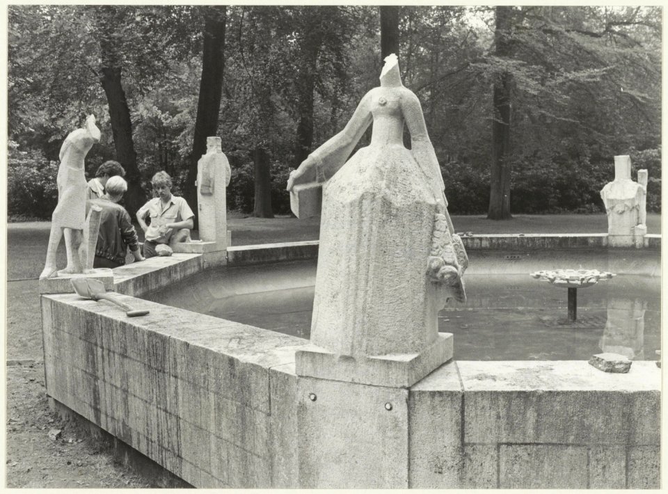 Het door onbekenden beschadigde Hildebrandmonument in de Haarlemmerhout. De hoofden van de beelden van grootmoeder Kegge, Van den Hoogen en Suzette Noiret zijn afgeslagen. NL-HlmNHA 54021225