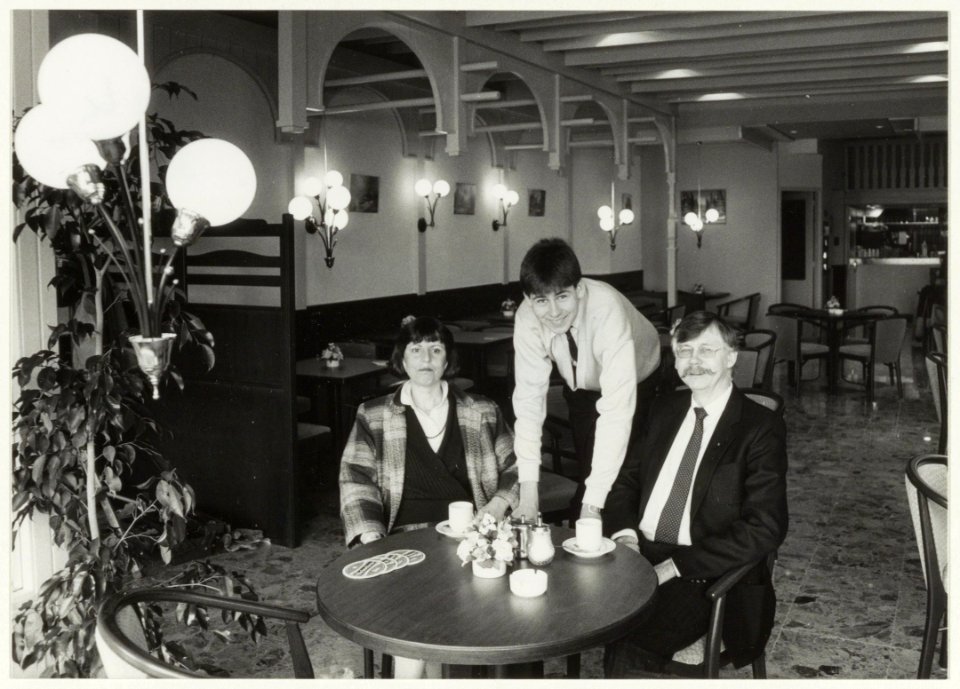 Het echtpaar Grund en zoon Mike in hun hotel-restaurant De Vergulde Arend aan de Grote Markt 10. NL-HlmNHA 54015547