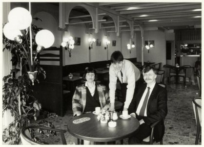 Het echtpaar Grund en zoon Mike in hun hotel-restaurant De Vergulde Arend aan de Grote Markt 10. NL-HlmNHA 54015547