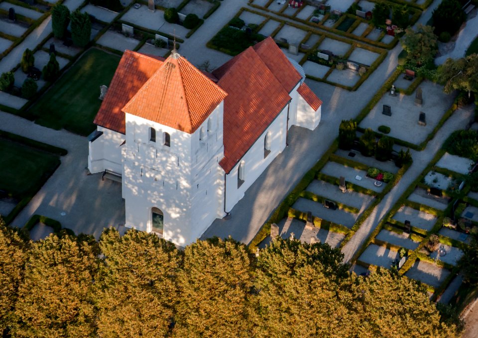 Hofterups kyrka–flygbild 06 september 2014