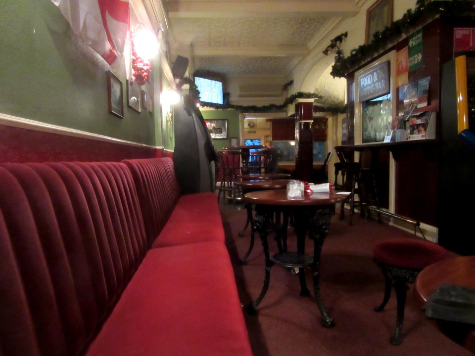 Interior of The Albion Inn, Church Road, Hove (December 2016, before refit) (2)