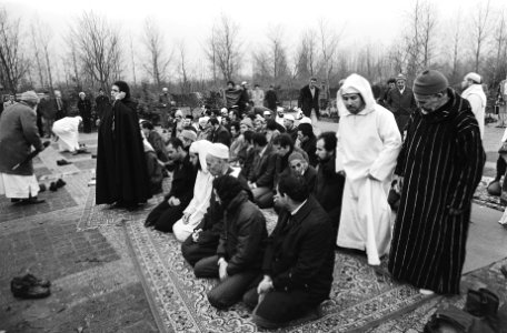Islamitische begraafplaats in gebruik genomen op Westgaar (Amsterdam) biddende , Bestanddeelnr 930-0484