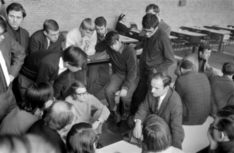 Hogeschool Tilburg nog steeds bezet zittend bijna rechts prof. Alting van Geusau, Bestanddeelnr 922-3647