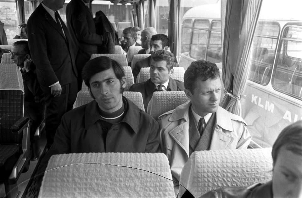 Het elftal van Legia-Warschau arriveert op Schiphol in de bus (l.) Deyna, (m.) , Bestanddeelnr 923-4327