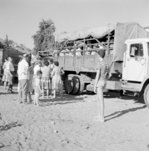 Hofesh padvinders in een vrachtwagen, gereed om te worden vervoerd naar hun va, Bestanddeelnr 255-4498