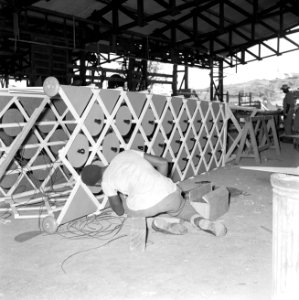 Het maken van versieringen in Willemstad, Bestanddeelnr 252-2858