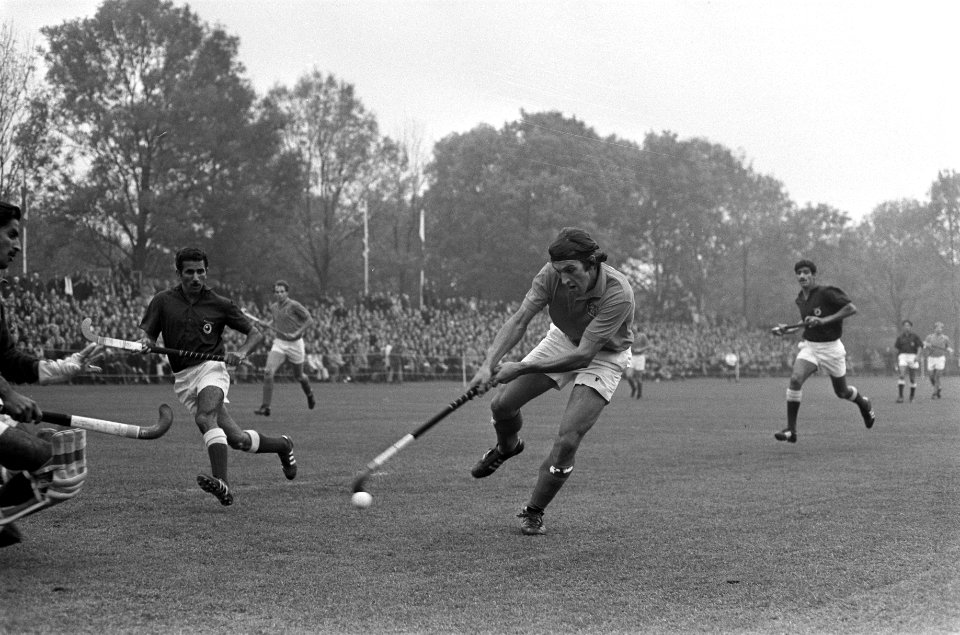 Hockey Nederland tegen Pakistan 3-1, Amsterdam, Litjens (rechts) scoort, Bestanddeelnr 925-0962