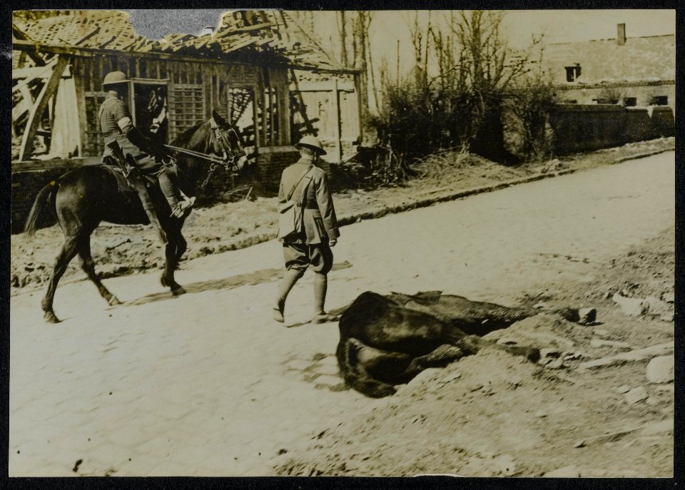 Het Duitsche offensief. Foto genomen terwijl Engelse troepen door een dorpje i, Bestanddeelnr 158-0109