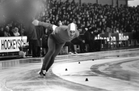 Internationale Schaatswedstrijden Heerenveen nr. 18 A. Eriks i.a., nr. 19 J., Bestanddeelnr 921-9814