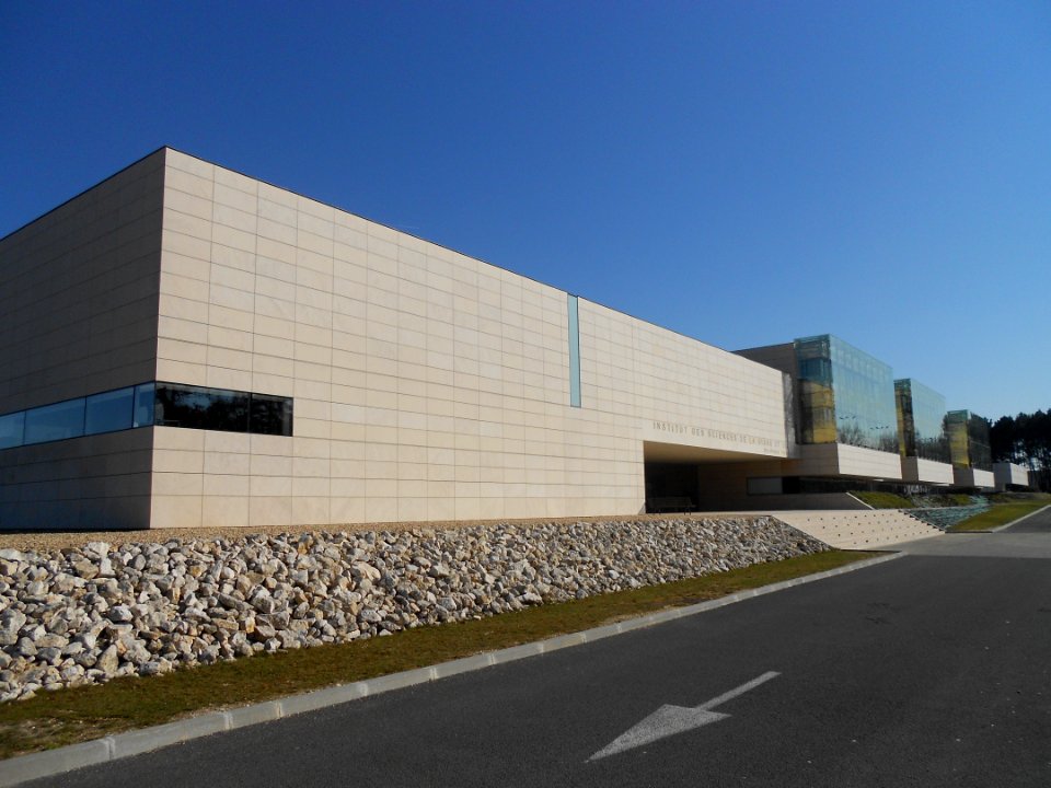 Institut des Sciences de la Vigne et du Vin (ISVV) 02-2012 (1)