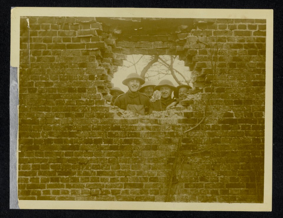 It just missed us., Bestanddeelnr 158-1040