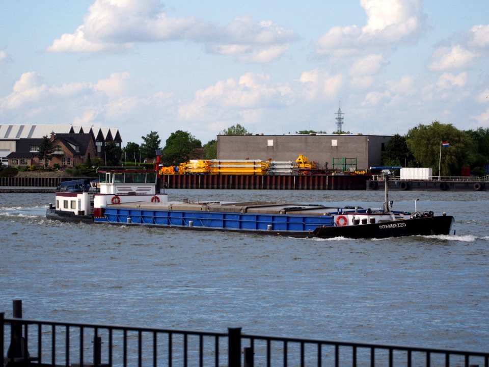 Intermetzo- ENI 02313917, Nieuwe Maas river, pic1