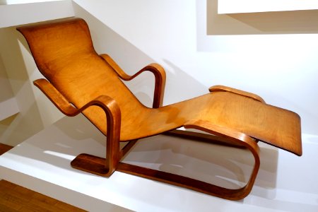 Isokon reclining chair, designed by Marcel Breuer, Isokon Furniture Company, London, 1935, bent laminated wood and plywood - Museum für Angewandte Kunst Köln - Cologne, Germany - DSC09562
