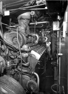Interieur van een gedeelte van een machinekamer met motoraggregaat van een diesel electrisch treinstel van de NS te Utrecht