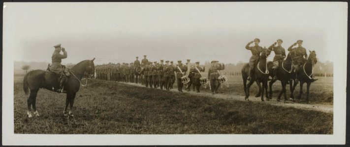Inspection of the Guards by H.R.H. the Duke of Connaught. Guards marching past H, Bestanddeelnr 158-1810