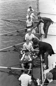 Internationale Roeiwedstrijden op Bosbaan De Jonge Acht van Nereus 1 krijgt van, Bestanddeelnr 915-3181