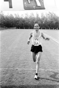 Internationale Veteranen Marathon te Baarn. Winnaar W. Weba (Duitsland) gaat doo, Bestanddeelnr 921-3845