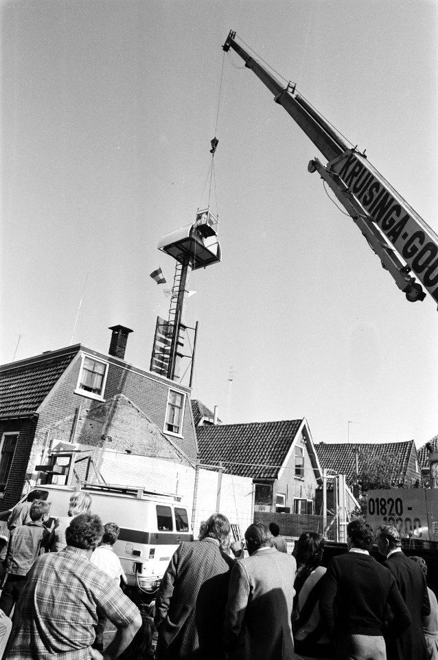 Interview door een TROS-tv-team in een hoogwerker, Bestanddeelnr 932-3505