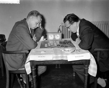 Internationaal damtoernooi in Krasnapolski, Jan M-Bom tegen Freek Gordijn (r), Bestanddeelnr 910-9127