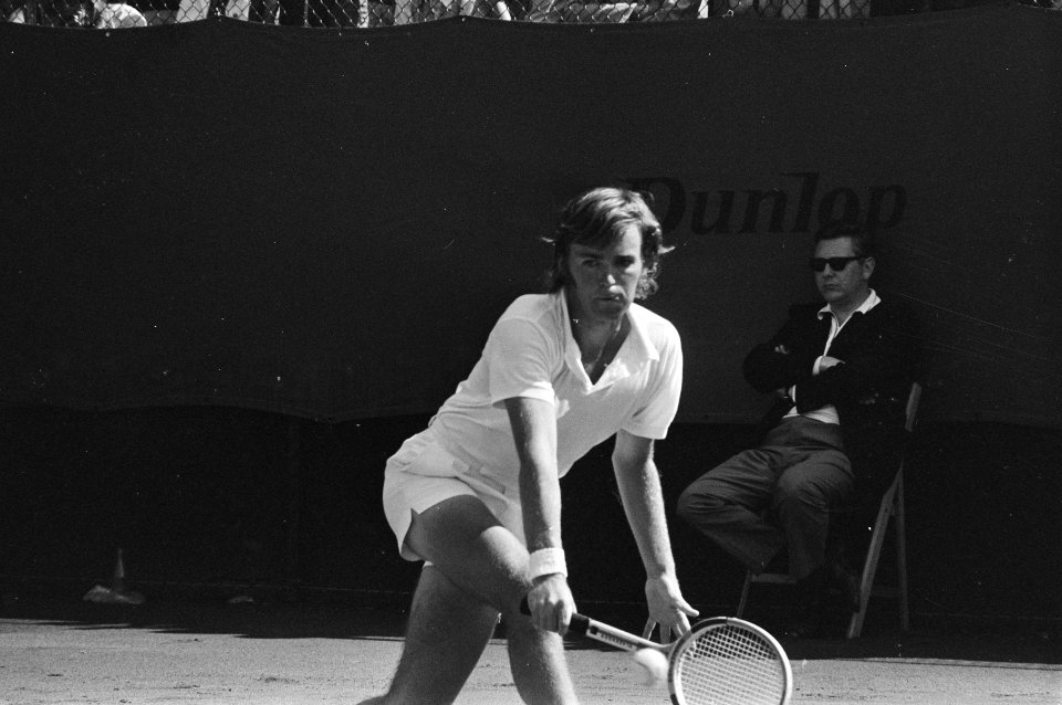 Internationale tenniskampioenschappen te Hilversum, nr 27 G Battrick in actie,, Bestanddeelnr 924-7800