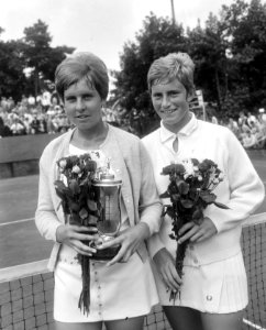 Internationale tenniskampioenschappen Hilversum, links Annette van Zijl en Trudy, Bestanddeelnr 919-3874