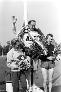 Internationale Veteranen Marathon te Baarn. W. Weba met beker en krans, Bestanddeelnr 921-3847