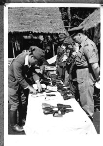 Inspectie van Majoor Haining . Inleveren van wapens door Japanners, Bestanddeelnr 901-7949