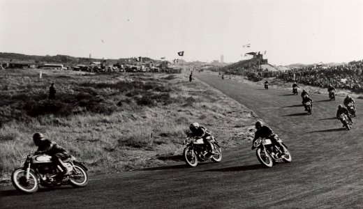 Internationale motorrace, 500 cc klasse, winnaar links de Australier Tony Mc. Alpine op Norton. NB. Foto bestelling bij het Foto- en Grafisch Centrum 4422-42 n. Identificatienummer 54-007047, NL-HlmNHA 54007047