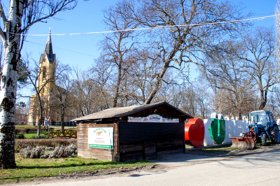 Kübekháza main square, Catholic church in the background
