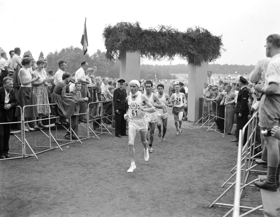 Internationaal Marathonrace Enschede, eerste Reinaldo Gorno (Argentinie) links, , Bestanddeelnr 907-2968