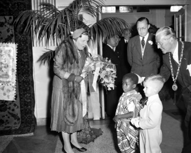 Internationaal Congres Menselijke Verhoudingen . Aanbieden bloemen, Bestanddeelnr 907-9816 photo