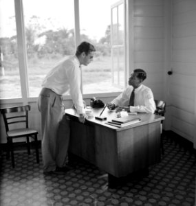 Journalist W.L. Brugsma in gesprek met een functionaris van het vliegveld Zorg …, Bestanddeelnr 252-2334