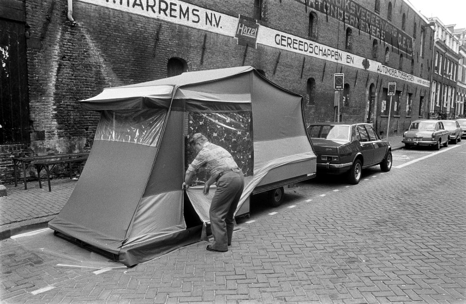 Inspectie van een vouwwagen op de Kerkstraat in Amsterdam ter voorbereiding van , Bestanddeelnr 928-0425