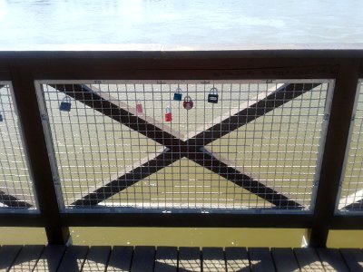 Kłódki przypięte do kratowania balustrady Zielonego Pomostu