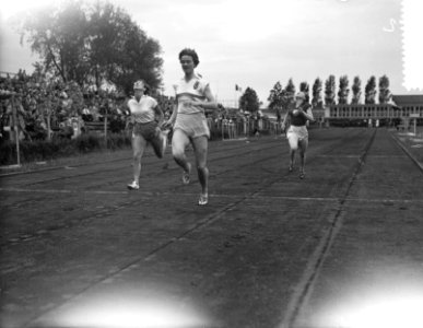 Internationaal Atletiekwedstrijd Pro Patria Rotterdam, finish 200 m dames Puck v, Bestanddeelnr 907-2155