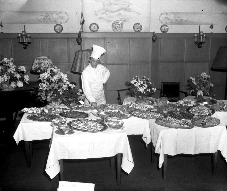 Jubileum A.W. Sijthoffs Uitgeversmaatschappij te Leiden. Koud buffet, Bestanddeelnr 904-3753