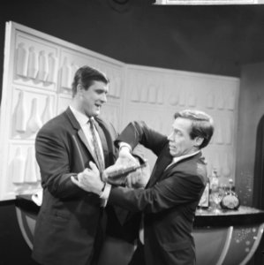 Judoka Anton Geesink als Mo in een rol op de televisie Anton en acteur Piet R…, Bestanddeelnr 918-5285