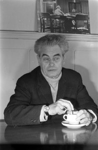 Joris Ivens drinkt kop koffie op Filmakademie, kop, Bestanddeelnr 921-9278