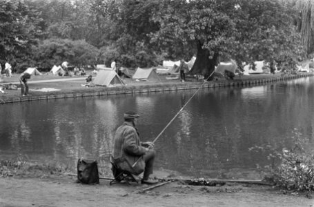 Jongeren met tenten in Vondelpark, Bestanddeelnr 924-7877